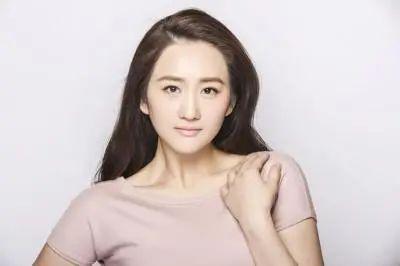 女演员潘小龙照片,光影交织下的美丽身影