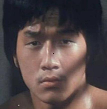 成龙早期生活照,从街头小子到国际巨星，早期生活照见证成长历程