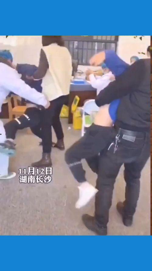 狼爸现场打孩子的照片,家庭教育引发社会热议